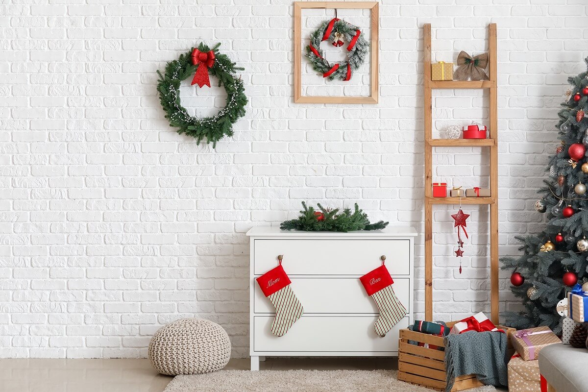 christmas-wreaths-and-ladder-decor