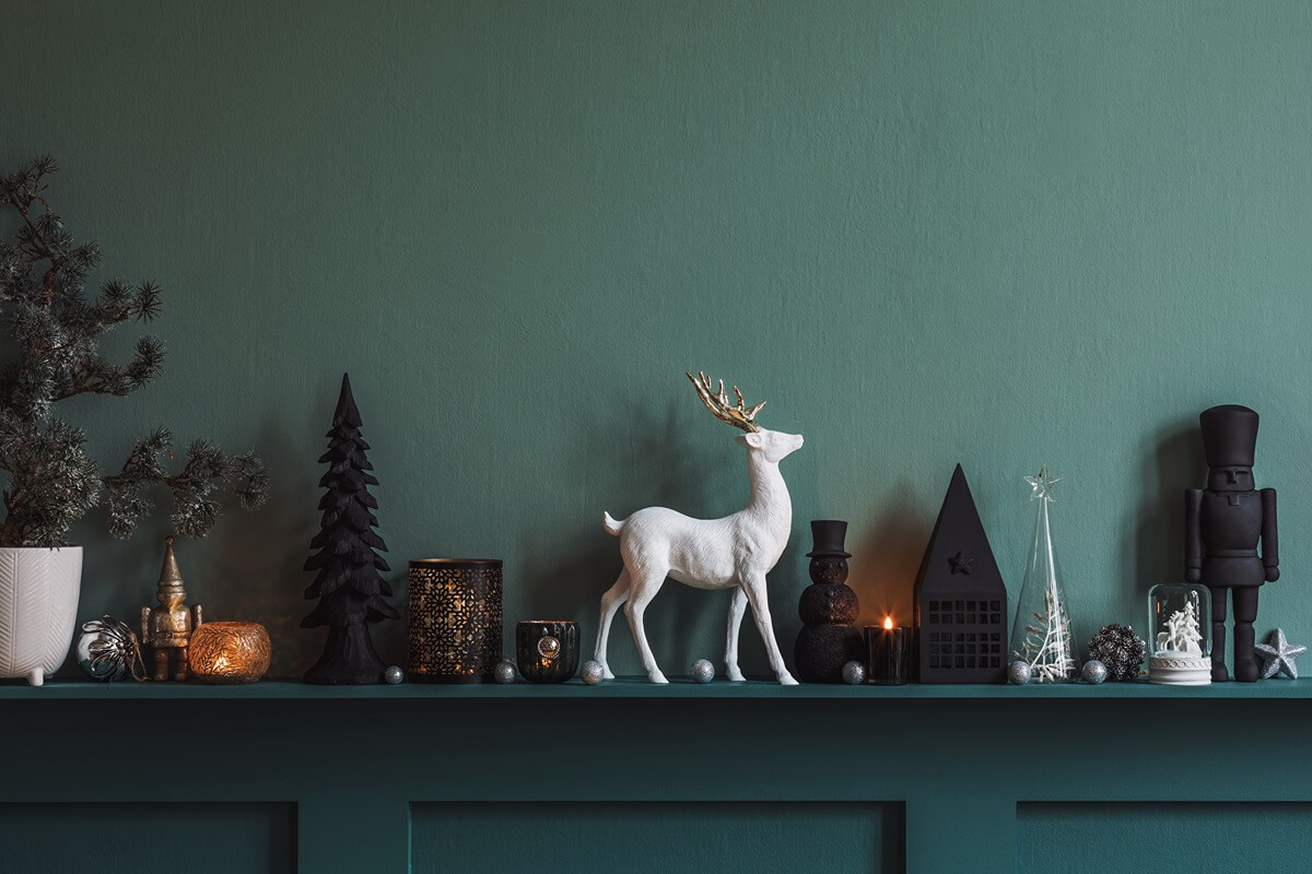 christmas-wall-art-decor-on-shelf