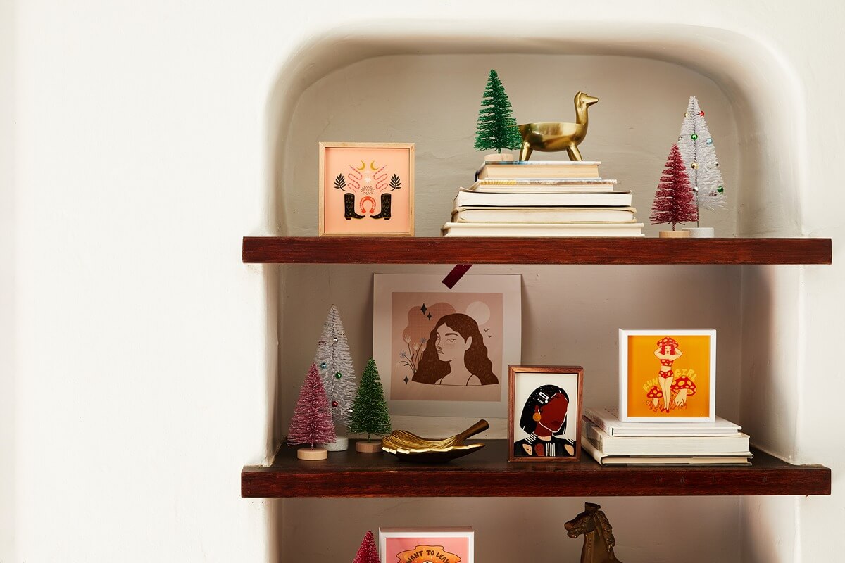 christmas-decor-on-shelves